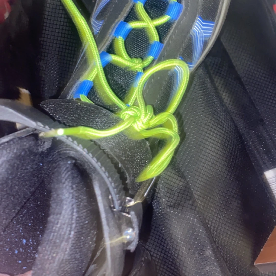 Svarta skridskor med gröna detaljer - 1