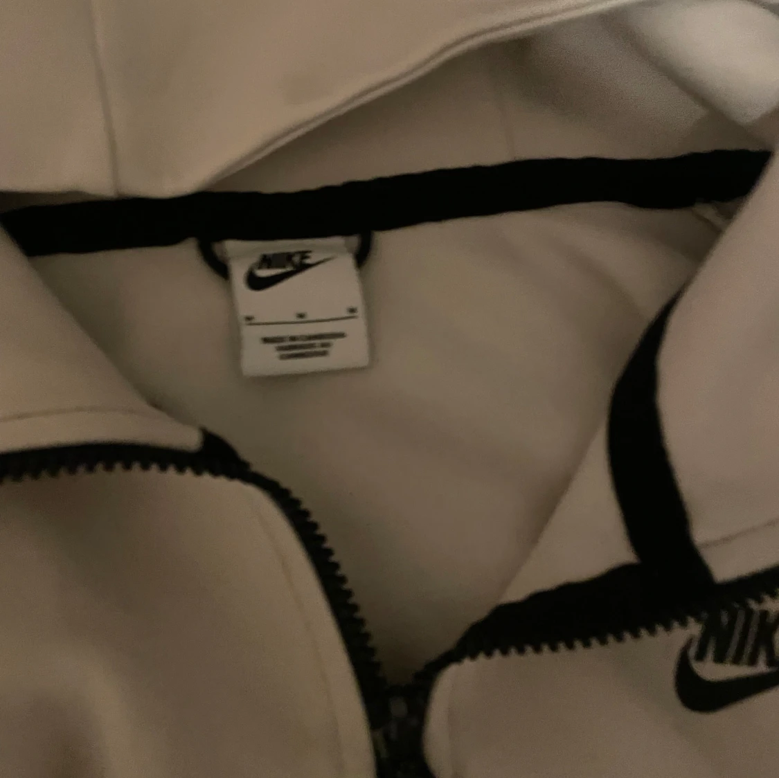 Vit hoodie från Nike, Size m , tjock  - 2