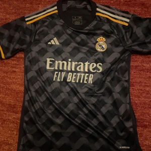  Real Madrid tröja - Snygg Real Madrid fotbollströja med VINI JR nummer 7. Endast testad! Jättebra skick. Storlek S. 