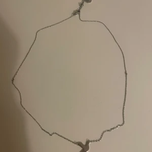 Silverfärgat halsband med kors - Halsband från Edblad, två knutar som jag inte lyckats få upp men är inget som syns 💕