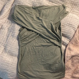 Grön offshoulder topp från Gina Tricot - Snygg grön offshoulder topp från Gina Tricot. Endast använd ett fåtal gånger och är som nyskick 