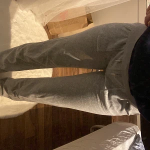 Grå mjukisbyxor från Juicy Couture - Säljer ett par grå mjukisbyxor från Juicy Couture i storlek XS, då de inte kommer till användning. Pris kan diskuteras, är knappt använda. 