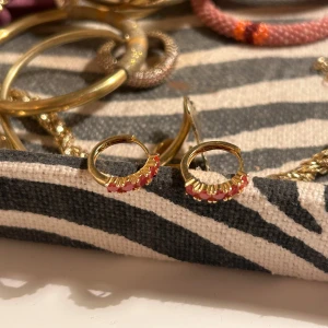 Izabel display örhängen  - Såå fina örhängen från Izabel display🙌asken tillhör inte men annars är dom i nyskick! Dom är guldiga!