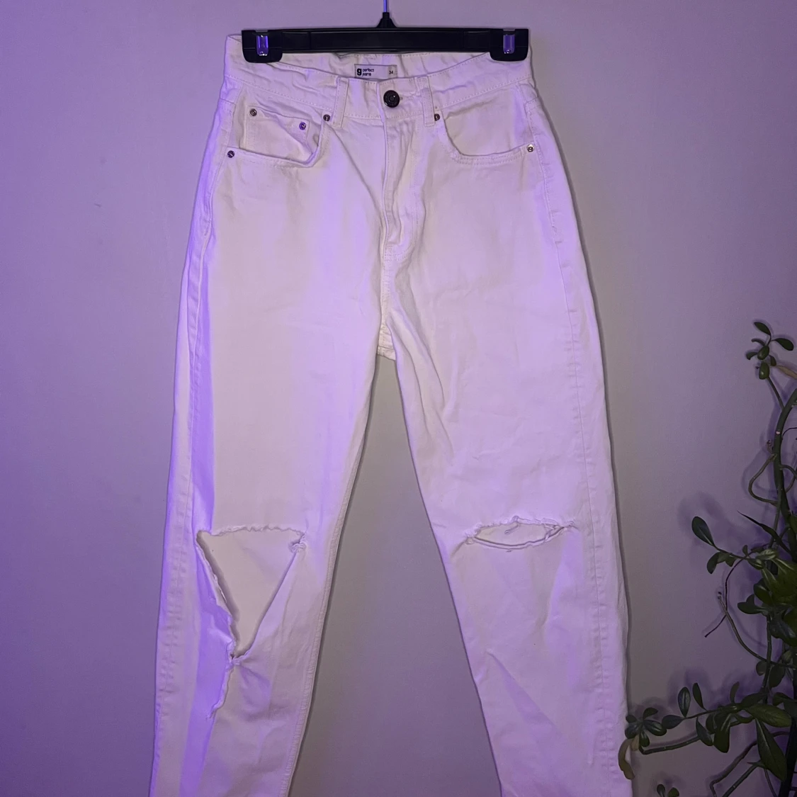 Vita jeans med slitningar