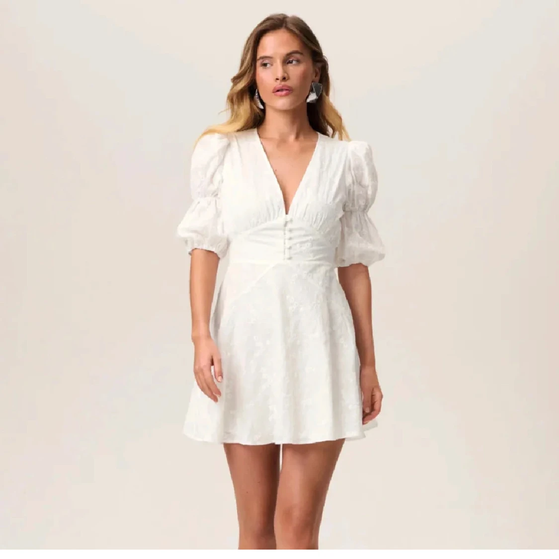 Vit kortklänning med puffärmar från Adoore