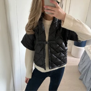 Svart jacka - Snygg svart jacka med korta ärmar och en unik knäppning framtill. Perfekt för lager-på-lager-stil!💖💖🤩Passar XS och S