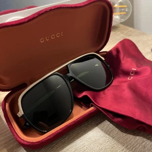 Solglasögon unisex Gucci. - Använda ett förtal gånger men är som nya!! Köpta för 2000 för kanske 2 år sen. Dem är unisex alltså tjejer och killar kan ha dessa. Hör av er vid frågor eller bilder❤️