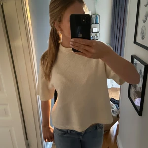 Vit stickad tröja - Säljer en stilren vit stickad tröja med trekvartsärm. Perfekt för en avslappnad look. Tröjan har en enkel design och är lätt att matcha med olika outfits.🩷