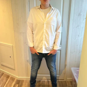Dressmann  - Tja, Säljer en stilren vit skjorta från Dressmann. Skjortan har långa ärmar och knappar framtill. Perfekt för en klassisk look. Innan köp så stryker jag den och tvättar en extra gång! Tveka inte på att höra av er vid funderingar🥂