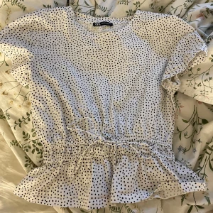 Vit prickig blus från Zara - Super söt topp från Zara, storlek M men har själv xs/s och den passar perfekt🥰