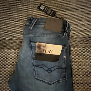 Replay jeans blå 31/34 HELT NYA - Sprillands nya Replay jeans i storlek 31/34.  kan skicka fler bilder och annat ifall de behövs! Pris kan diskuteras vid snabb affär! (HELT NYA)