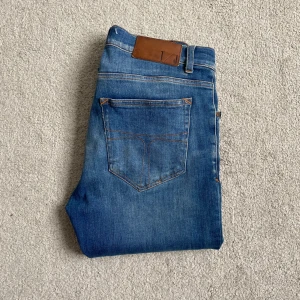 Tiger of Sweden jeans - Tiger of Sweden ’Evolve’ jeans | Slim Fit | Size: 32/32, skriv till mig för mått | Skick: 9/10, inga skador. | Bara byxorna ingår | Nypris: 899kr, mitt pris: 249kr | Skriv vid frågor & funderingar!