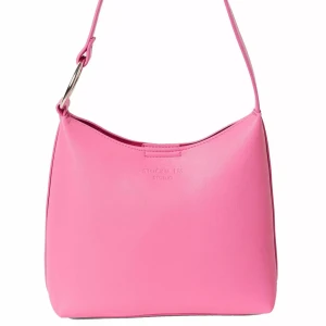 Rosa axelväska från Stockh LM Studio - Snygg rosa axelväska från Stockh LM Studio ( Sally bag) i nyskick, knappt använd och inköpt för 499kr. Väskan är iäderimitation och mocka, har en stilren design med en bred axelrem och magnetknäppning. Perfekt för att ge en färgklick till din outfit. 27×19cm, hand 54cm