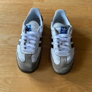 Adidas skor - Säljer dessa i storlek 43 bra skick! 