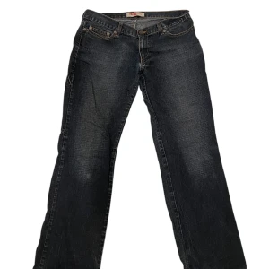 Mörkblå Ichi Jeans - Snygga mörkblå jeans från Ichi Jeans i Japan med en klassisk femficksdesign. Byxorna har en rak passform och är perfekta för en avslappnad stil. De har en knapp- och dragkedjestängning framtill. Storlek W28 L31 passar nog perfekt för dig som är runt 175cm lång.