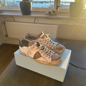 Philippe Model sneakers i vitt och grönt - Säljer nu mina philippe model skor som är i storlek 42 som är slutsålda överallt. Skorna köptes in för 3499 på miinto. Bara att skriva om ni är intresserade och undrar något.
