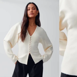 Vit kofta från Gina Tricot - Säljer en stilren vit kofta från Gina Tricot med v-ringning och knappar framtill. Perfekt för en elegant och avslappnad look. Koftan har långa ärmar och är tillverkad i ett mjukt material. Aldrig använd, bara testad men är tyvärr inte i min stil och hann inte returnera därför säljer jag den här på plick💕💕 Skriv gärna vid frågor!