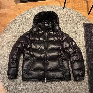 Svart dunjacka från Moncler - Tjena säljer min moncler Maya. Sömmen har släppt vid carton grejen därav priset är så lågt som det är. Nfc funkar såklart både på loggan och inne i jackan vid lapparna. jättevarm jacka som håller dig varm på kyliga dagar. Kan gå ner i pris vid snabb affär, skriv till mig vid minsta fundering 