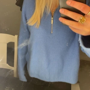 Stickad tröja  - Blå stickad tröja från HM, använd max 3 ggr. Storlek S