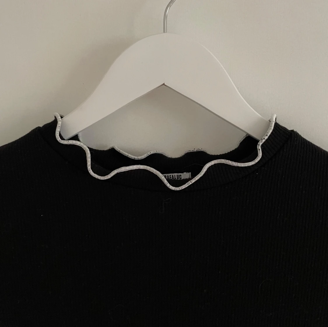 Svart topp med vita räfflor - 1