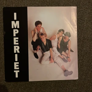 Imperiet - Balladen om briggen Blue Bird av Hull / Märk hur vår skugga - Vinylsingel från Imperiet med låtarna 'Balladen om briggen Blue Bird av Hull' och 'Märk hur vår skugga'. Utgiven av Mistlur Records 1985. En klassisk svensk rocksingel med texter av Evert Taube och Carl Michael Bellman.