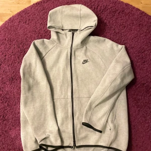 Gammla nike tech  - Säljer nu min nike tech som är den första nike tech modellen den är i fint skick men har används en del därav det billiga priset kan diskuteras vid snabb affär.