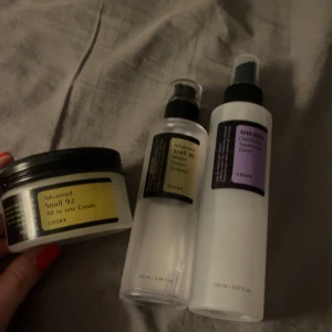 Hudvårdsprodukter från COSRX - Säljer tre hudvårdsprodukter från COSRX: Advanced Snail 92 All in one Cream, Advanced Snail 96 Mucin Power Essence och AHA/BHA Clarifying Treatment Toner. Krämen och tonern är endast testade. Och serumet är va 70% kvar. Alla för 400kr eller skriv för separat pris.
