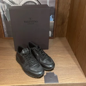 Svarta Valentino Rockrunners -   Svarta Valentino Rockrunners | Strl 41 | Cond 10/10 använda ett fåtal gånger | Nypris 5650 /Mittpris 2450 | Såklart äkta⚜️ | Box och papper medföljer! 