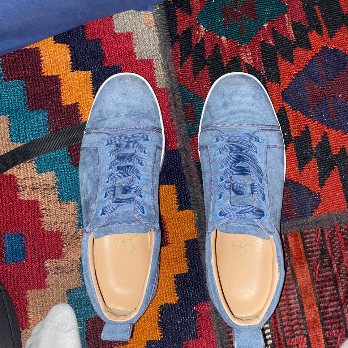 Blå sneakers med röd sula