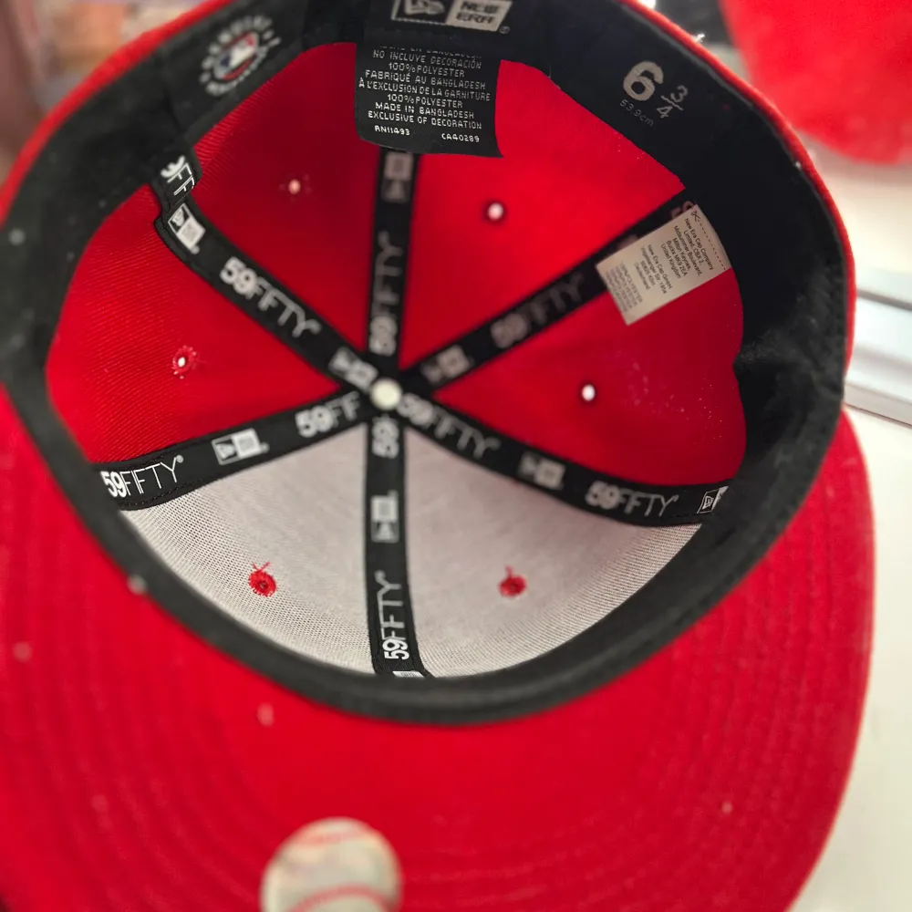 Snygg röd keps från New Era med broderad vit logga framtill. Modellen är 59FIFTY och har en klassisk passform. Perfekt för att ge din outfit en sportig touch. Stl 53,9 cm passar mig som är tjej med ganska litet huvud 🌺Orginal pris 600kr ❤️Andvänd ca 4 gånger i nyskick!. Asusteet.