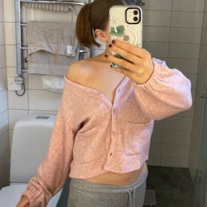 Rosa cardigan från Nelly🤍 - Super mjuk och tunn cardigan från Nelly som kan stylas på flera olika sätt! Den är in princip i helt nytt skick, har aldrig använt den endast provat🫶🏼Skriv om du har någon fråga!💬