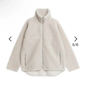 Teddyjacka - Säljer denna skiiitsnygga teddy jackan från arket!!❤️❤️❤️ helt slutsåld och perfekt nu till våren!!!