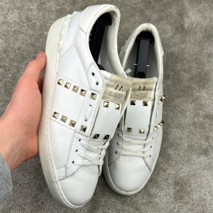 Valentino open rockstud - Valentino Open Rockstud | Skick: 8/10 | Storlek: 40 | Pris: 2199 kr | Tillbehör: inget | Fler frågor? Hör av dig isåfall!