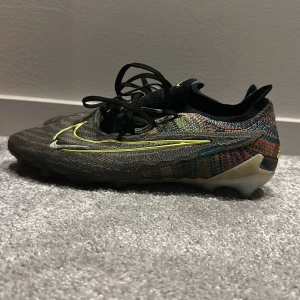 Limited edition phantom fotbollsskor!!   - Limited edition phantoms för endast 999. Man kan inte få tag i de längre. Köptes för 3400 men säljer för endast 650. Skick 10/10. Hör av er vid frågor🙌