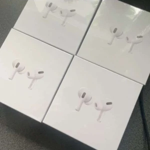 Vita hörlurar - Jag har ett par vita hörlurar som jag inte använder alls.                                                                      För att jag köpte det nyaste paren direkt efter det kommer med laddaren, öronpluppr och boxen