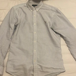 Ralph lauren skjorta - Mycket snygg Ralph lauren skjorta i slim fit i mycket bra skick. Skjortan är köpt på nk för 1599kr och säljer billigast på plick för denna modellen. Endast goda omdömen så ni kan va säker på god affär