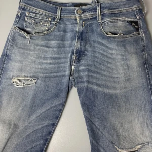 Replay anbass - Säljer dessa replay jeans i size 31 skick 8/10 dom är väl använda och i extremt bra skick pris suttet i sten