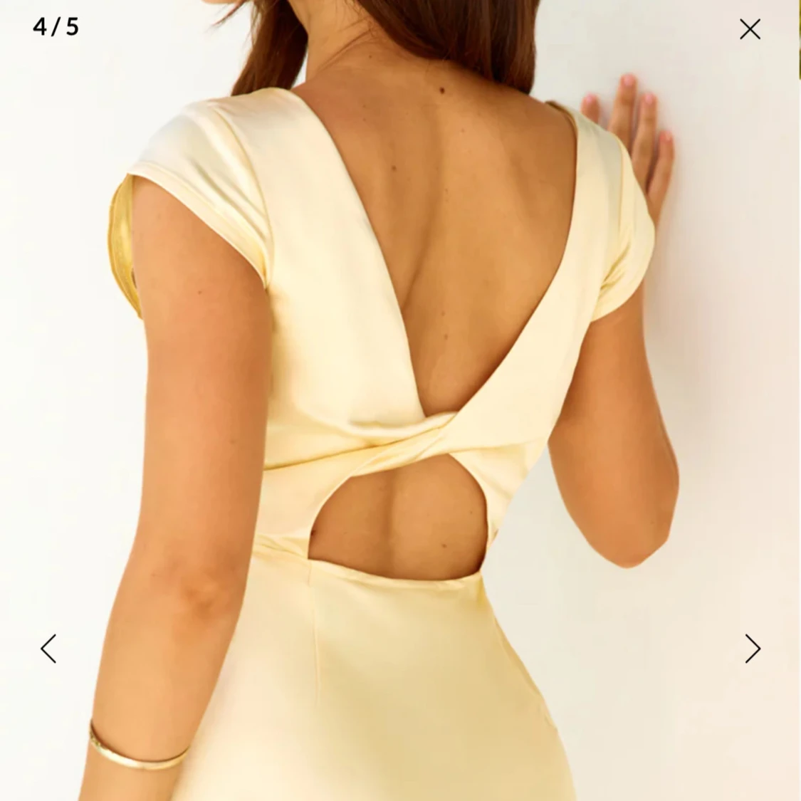 Ljusgul långklänning med öppen rygg - 2