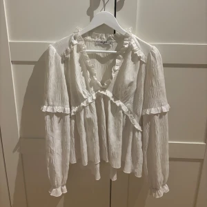 Nakd blus  - Säljer denna fina blus från Nakd. Bra skick