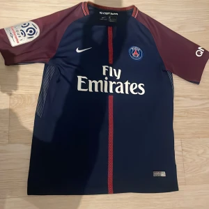 Fotbollströja psg.  - Säljer en blå PSG fotbollströja från Nike. Fint skick. Hör av er om ni undrar något! 