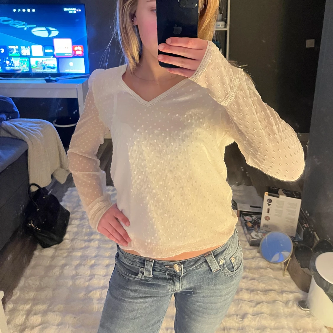 Vit långärmad topp med prickigt mönster - 1