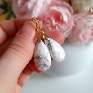 Howlit örhängen 18k guld över sterling silver. - Perfekt som present eller gåva till dig själv! - Facetterade droppar 25mm - 18k guld över 925 Sterling Silver (Allergivänlig). - Howlit är känd för att den lugnar, lindrar & transformerar bort negativa vibes. - ca 3,5cm långa. - Lätt vikt.  En magisk känsla att bära, så unik & helt perfekt till festen!  Lycka till! Jenny Jahn - Healing & Kristallmycken 