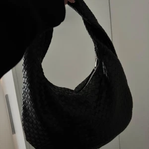 Väska - Flätad väska. Kan bära på axeln och i handen, perfekt storlek enligt mig! Använd max 5 gånger då jag köpte en annan. Nypris 500kr