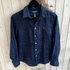 Ralph lauren linneskjorta - Säljer nu denna riktigt snygga raffe linneskjortan som är heelt perfekt till sommarn! Storlek large barnstorlek vilket motsvarar xs-s! Hör av dig vid intresse 👋🏾