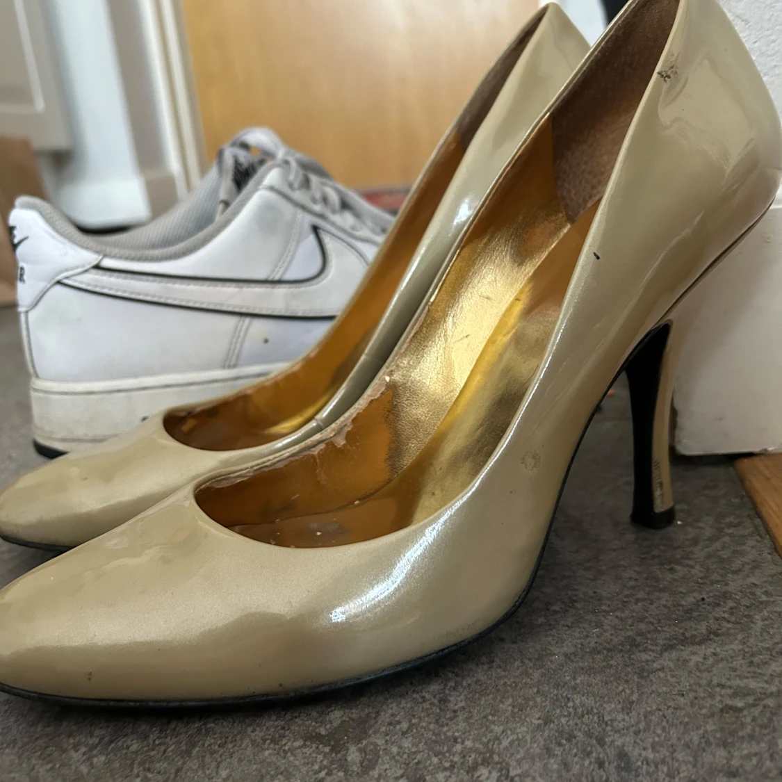 Beige pumps från Guess - 1