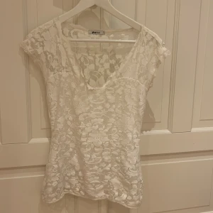 Vit spetsblus från Gina - Säljer en elegant vit spetsblus från gina💞aldrig använd bara provad 