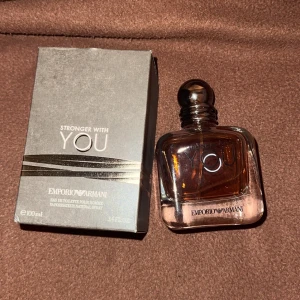 Stronger With You från Emporio Armani - Jag har kanske 30 parfymer och detta är en av de jag absolut inte använder och därför säljer jag den. 100ml kvar och nypris på denna är cirka 1300kr. Mitt pris är 700. Har du bra parfymer du vill sälja så kanske jag kan köpa av dig.
