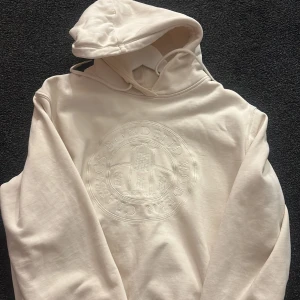 Vit hoodie från Bondelid - Säljer en stilren vit hoodie från Bondelid strl s kan vara små defekter men inget jag märker 
