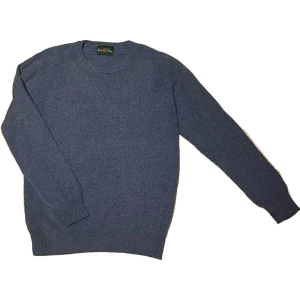 Alan Paine Lenzie Lammullströja - Säljer nu denna sjukt fina Alan Paine Lenzie Lammullströja i Storlek S. skick: 8/10 bara två små hål som jag har lagat med tråd. Hör av er vid frågor och funderingar!