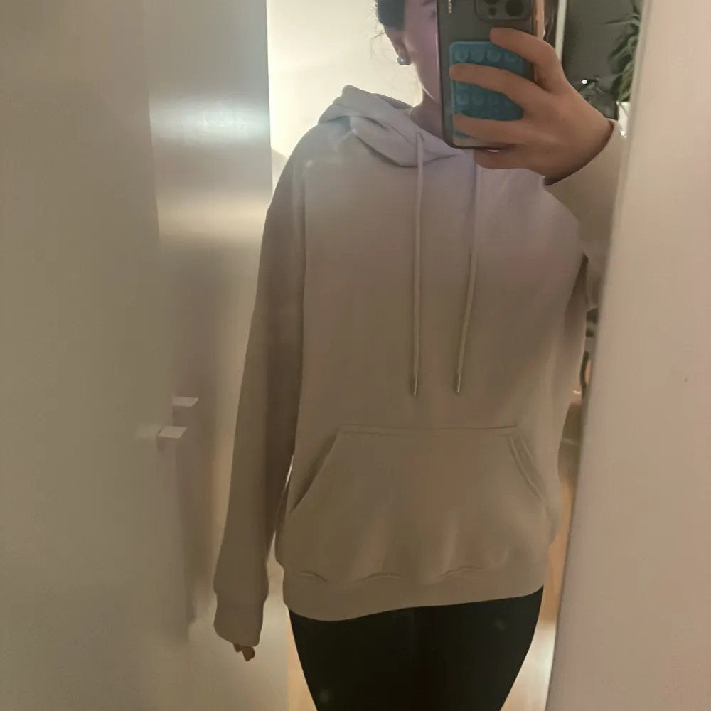 Säljer denna jätte snygga hoodie från HM😇🥰 säljer eftersom den inte kommer till användning så ofta, skriv för mer bilder eller prisförslag🤗. Hupparit & Collegepaidat.